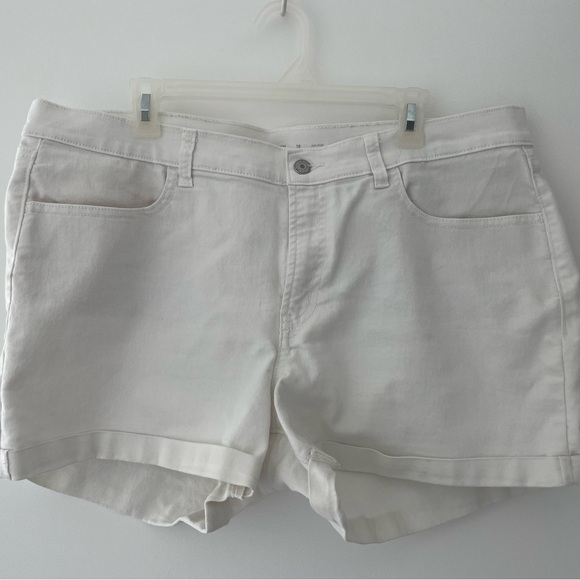 Old Navy White Jean Shorts with Hem and Belt Loops - Picture 1 of 3